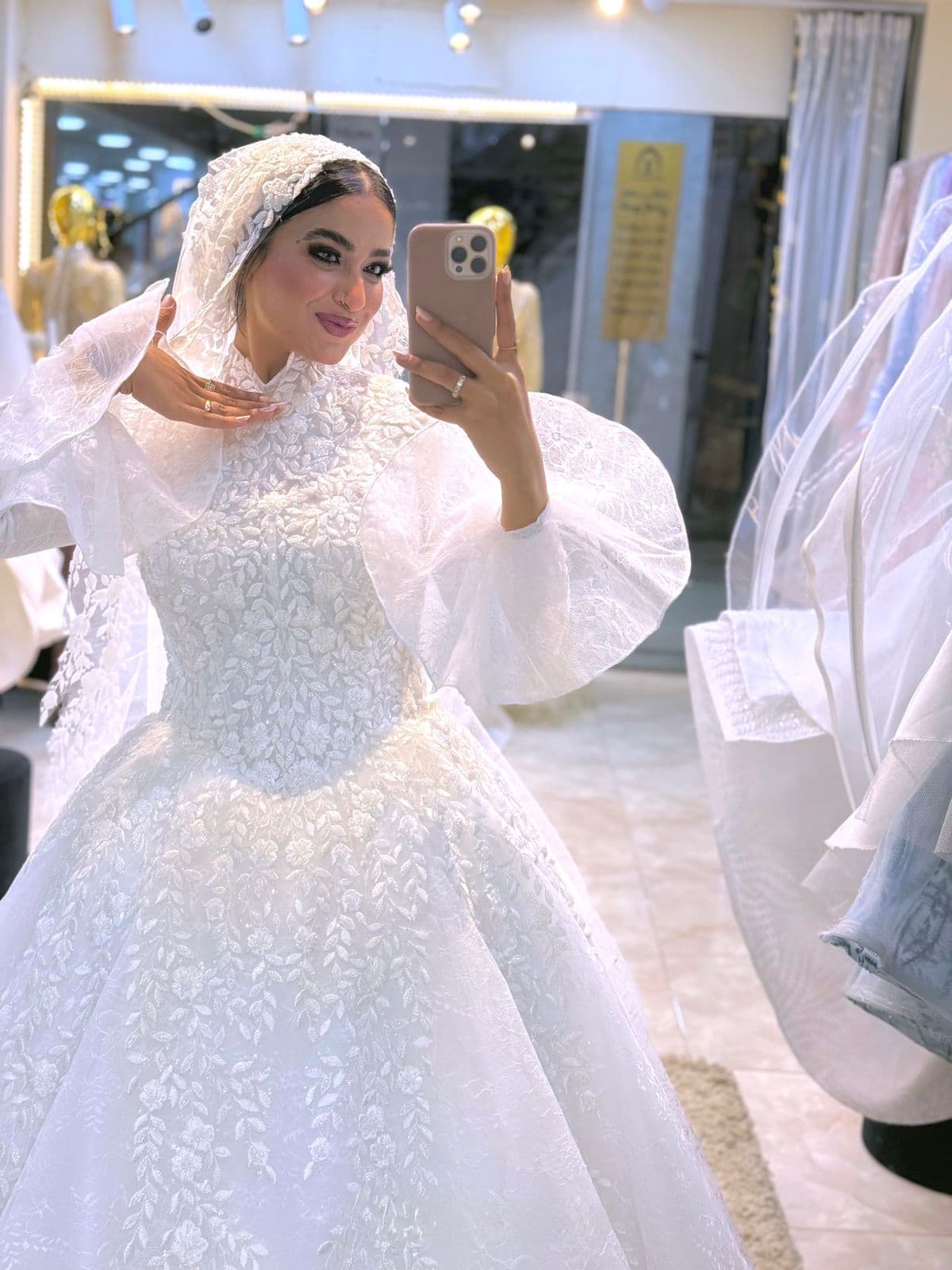 فستان زفاف تل مطرز بذيل ملكي 3 متر